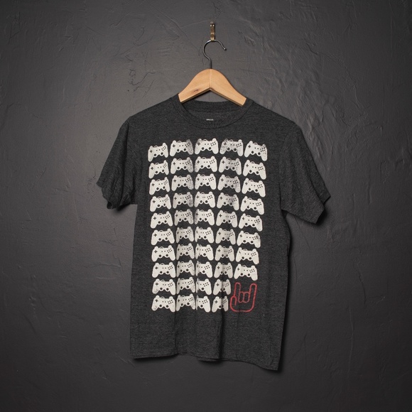 Small Men's Gaming T shirt with Xbox Controller - Picture 1 of 2